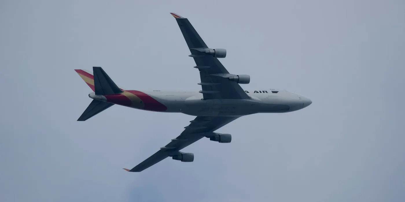 飞行中的 Boeing 747 货机,画面可见第三方航空公司标识