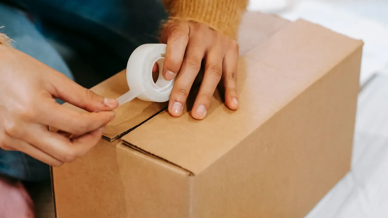 Preparing a parcel with adhesive tape